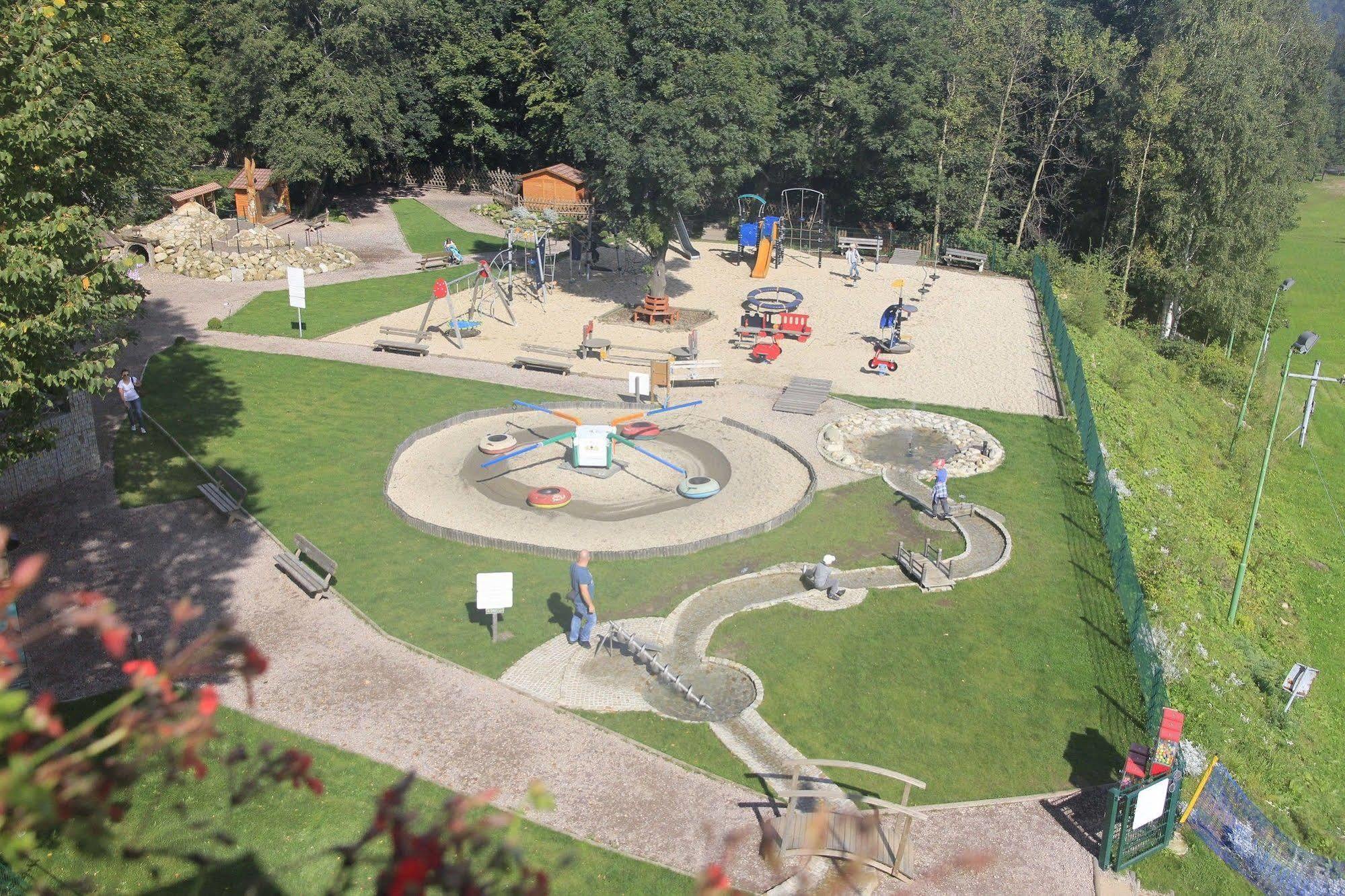 Przystanek Bavaria - Sauny, Parking Oraz Wstep Do Parku Bajek W Cenie! คาร์ปัตซ์ ภายนอก รูปภาพ